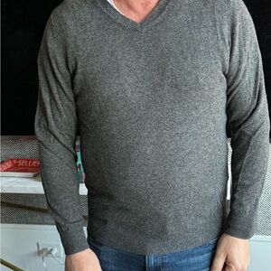 Men’s cashmere v neck sweater